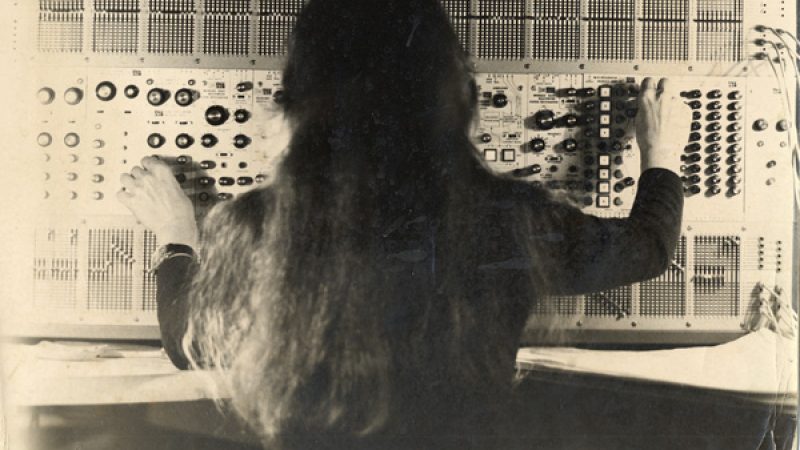 louvre-eliane-radigue-devant-son