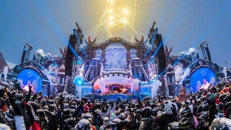 tomorrowland-winter-stage-fireworks